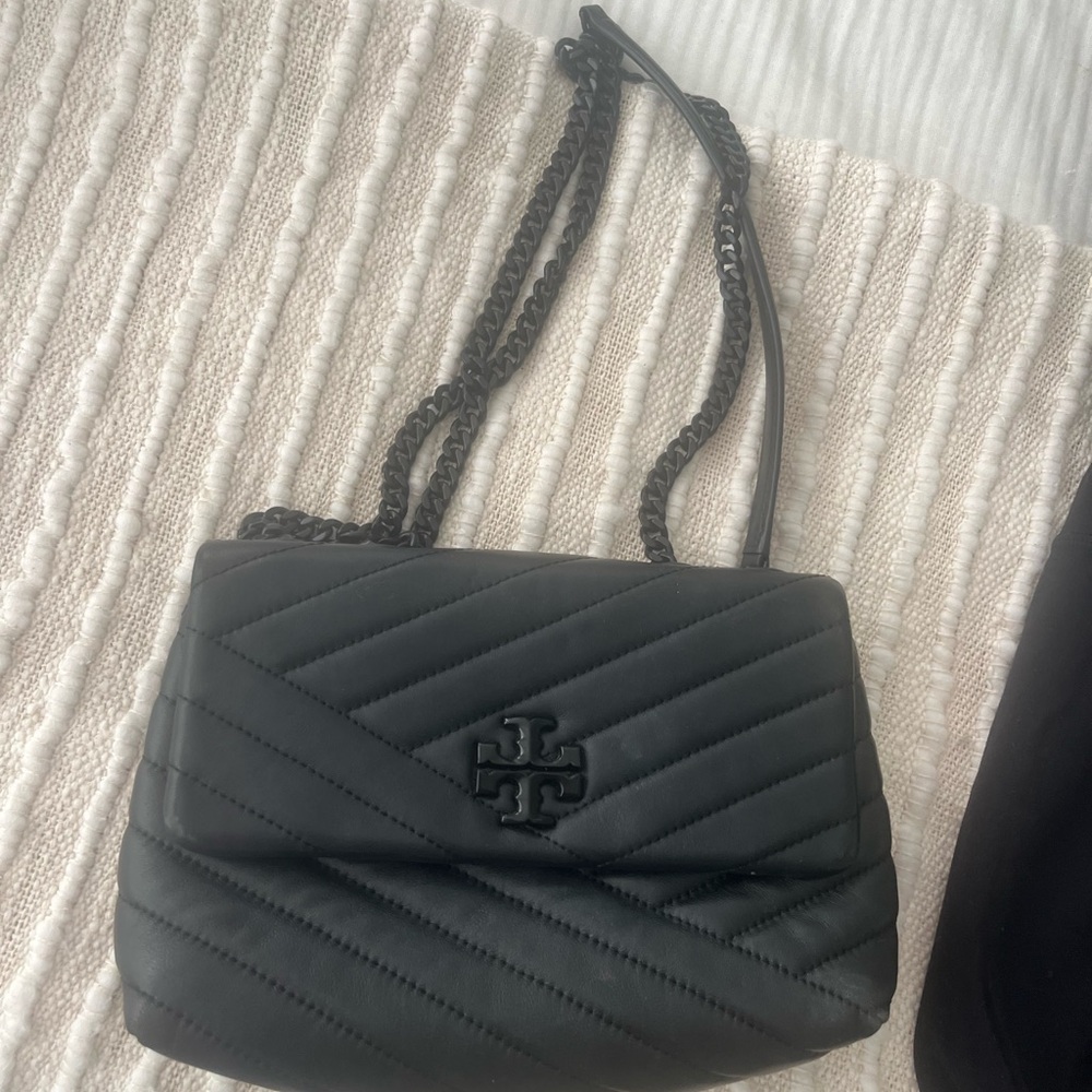 SMALL KIRA CHEVRON CONVERTIBLE SHOULDER BAG tory burch